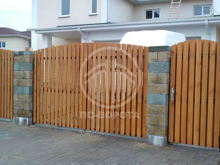 распашные ворота из светлого штакетника