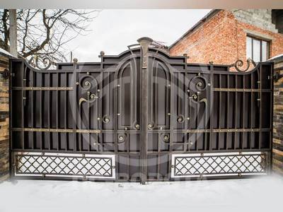 Стальные распашные ворота с коваными элементами
