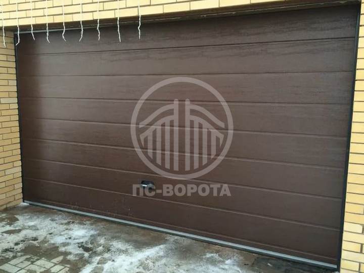 стальные секционные ворота из сэндвич панелей М-гофр с ручкой открывания